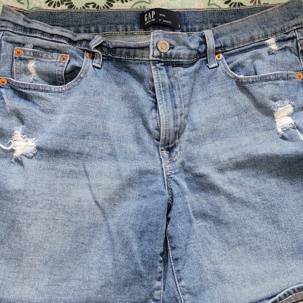 Gap 5" distressed shorts